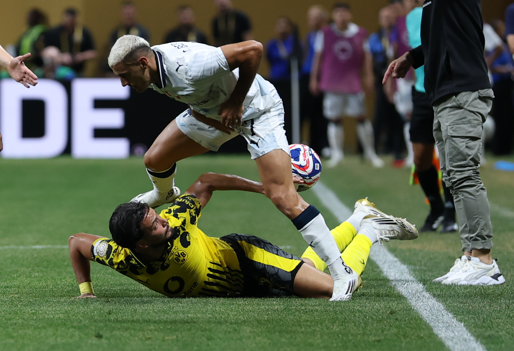 九游体育官网-包含多特蒙德发布备战花絮，赛前遗憾出局，西甲任务艰巨，赛程密集仍需轮换的词条